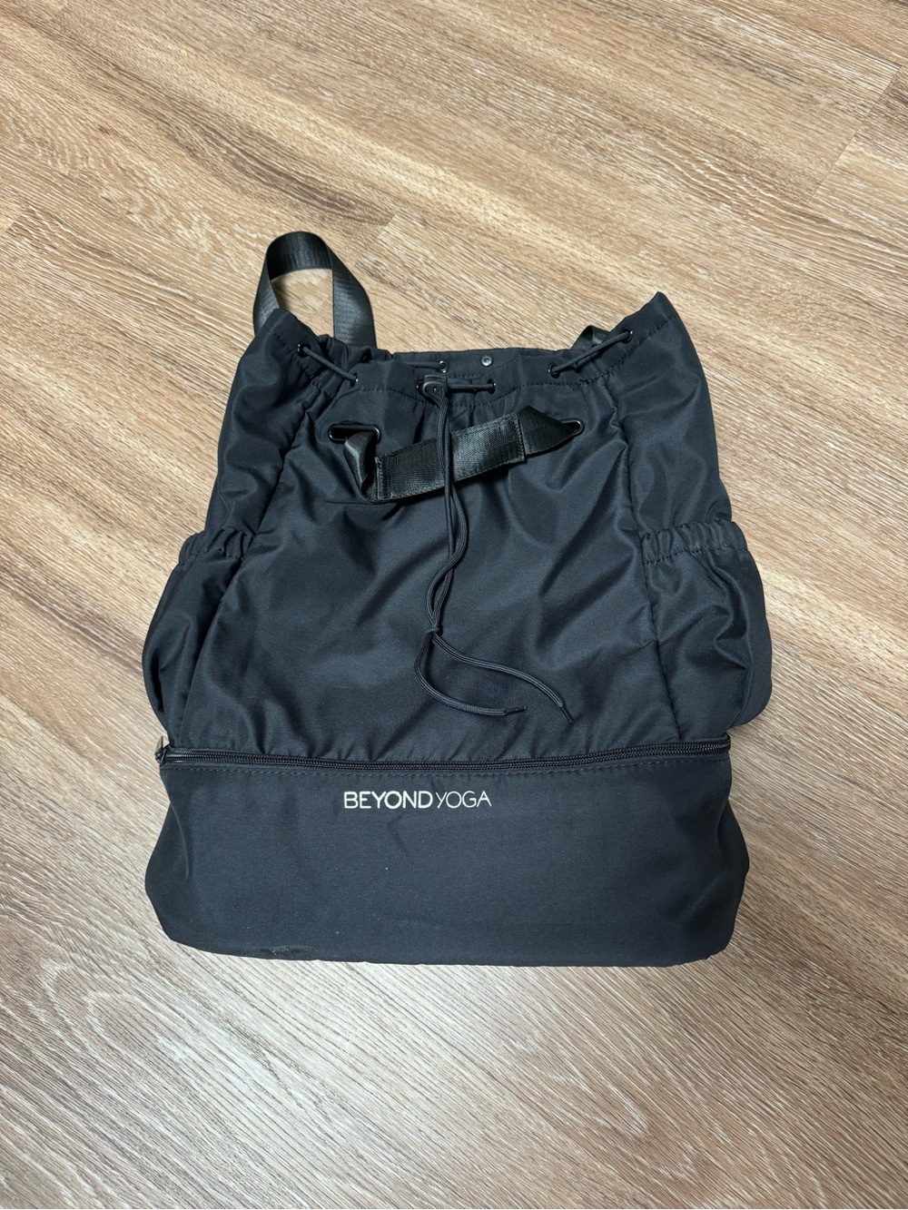 BEYOND YOGA
Convertible Gym Bag